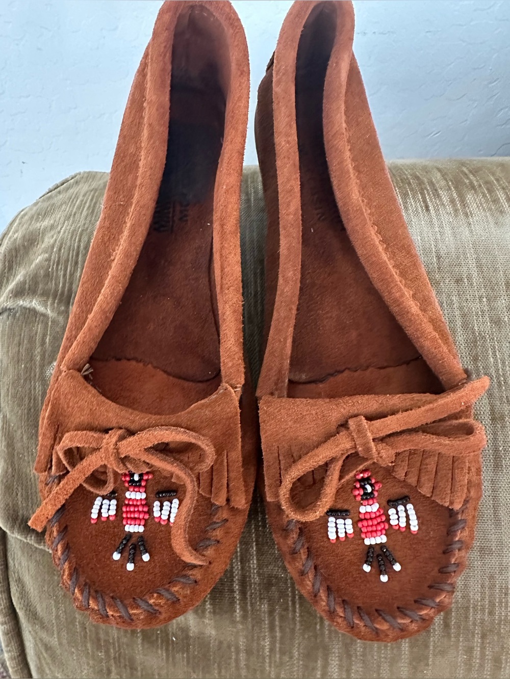 Minnetonka brown ladies moccasins beaded Thunderbird size 8